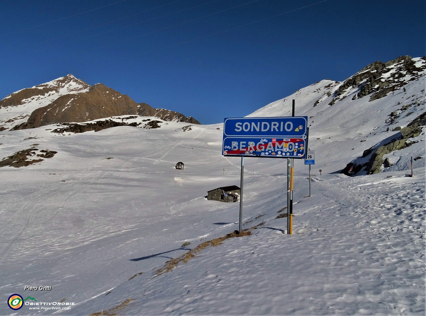 57 Passo San Marco, molta neve ancora sul versante Valle di Albaredo-SO.JPG -                                